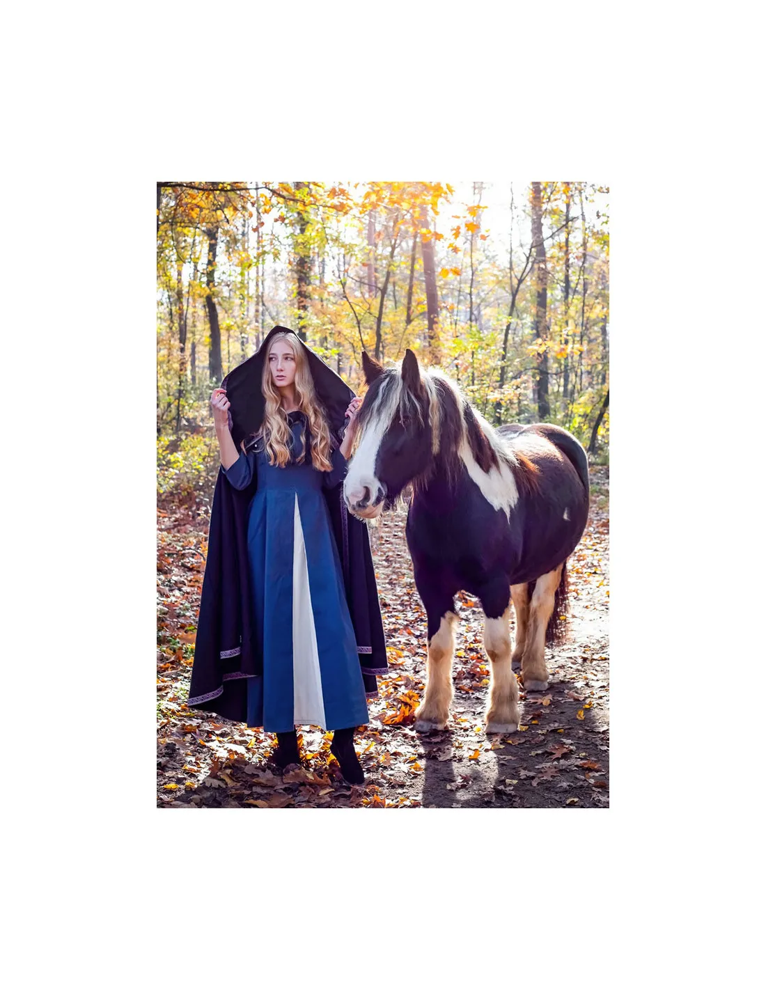 Capa medieval de lana con capucha