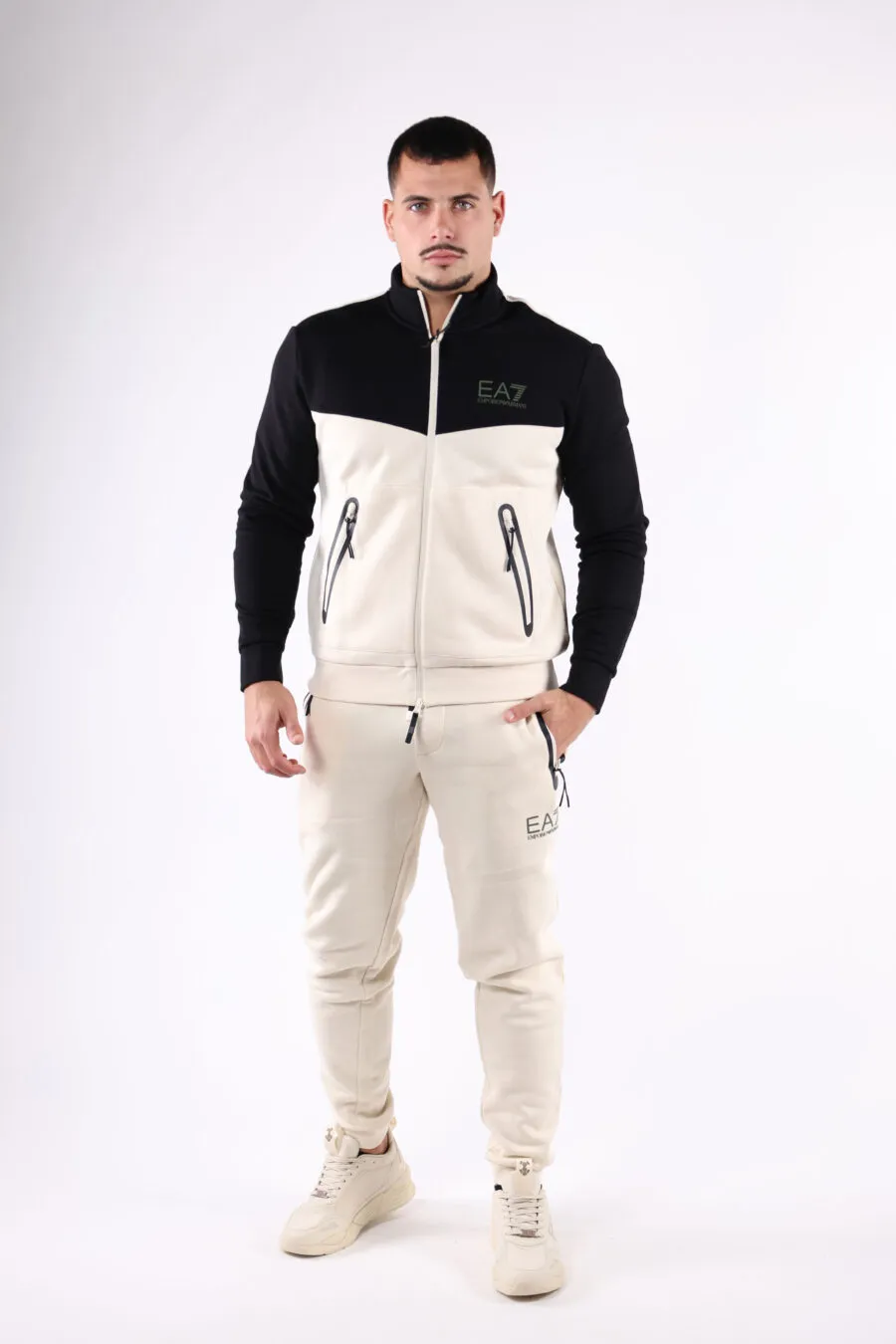 Conjunto de chándal beige con negro