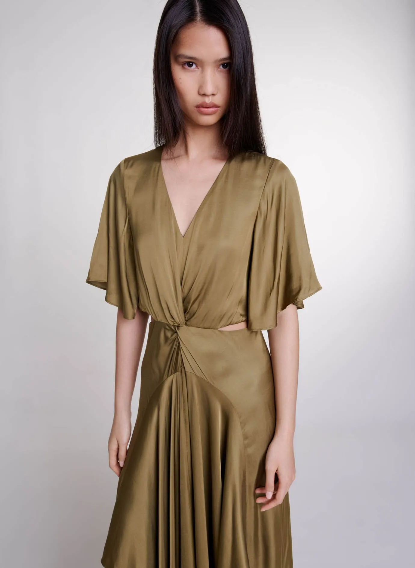 MAJE Vestido largo con cuello de pico en caqui