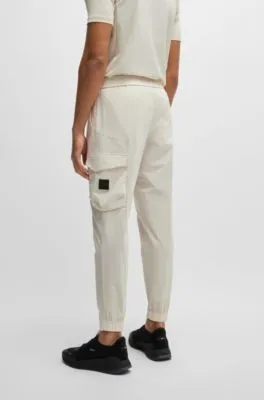 Pantalones tapered fit en popelín elástico de planchado fácil