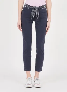 Pantalón slim con cinturón en azul