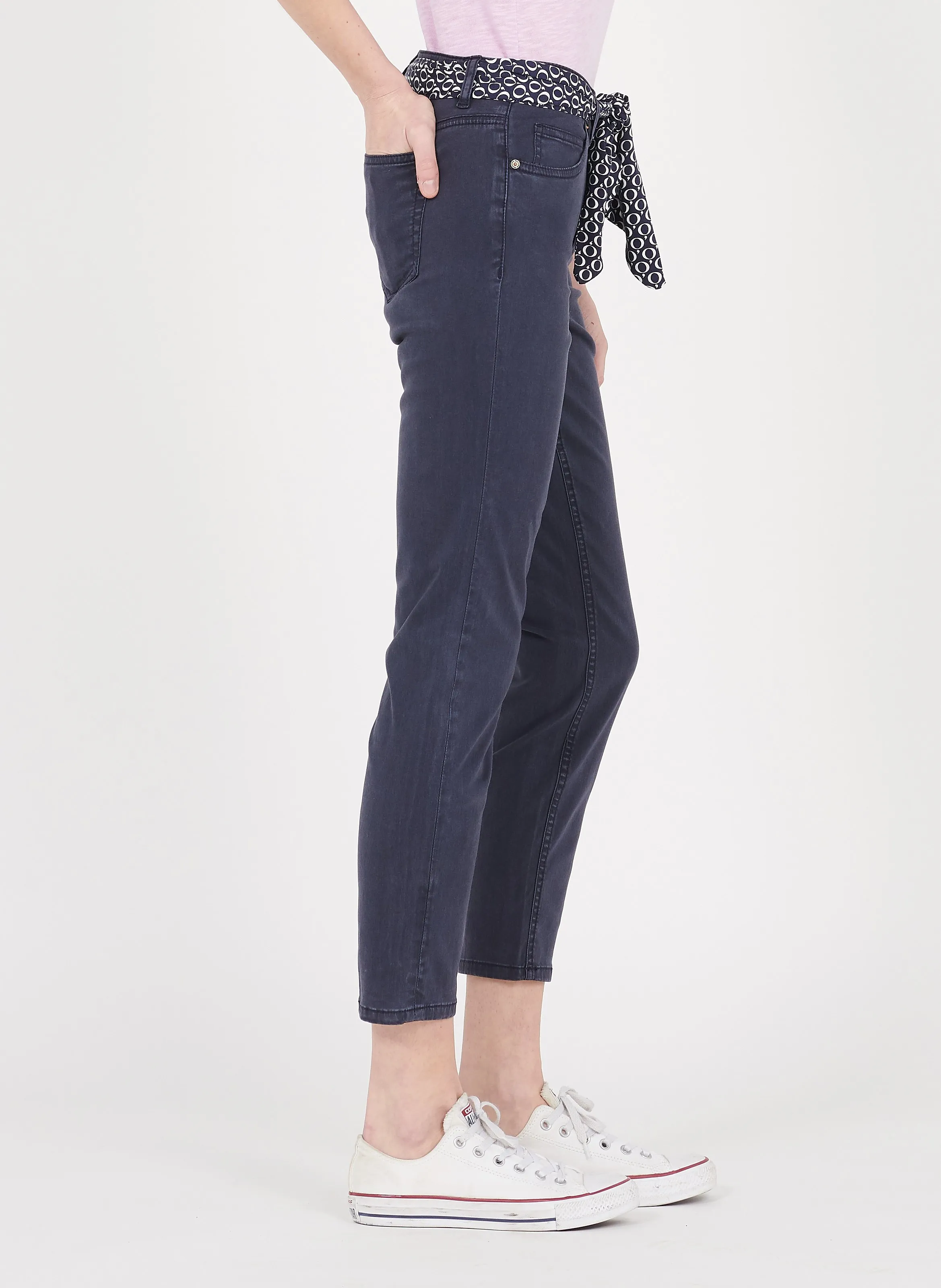 Pantalón slim con cinturón en azul