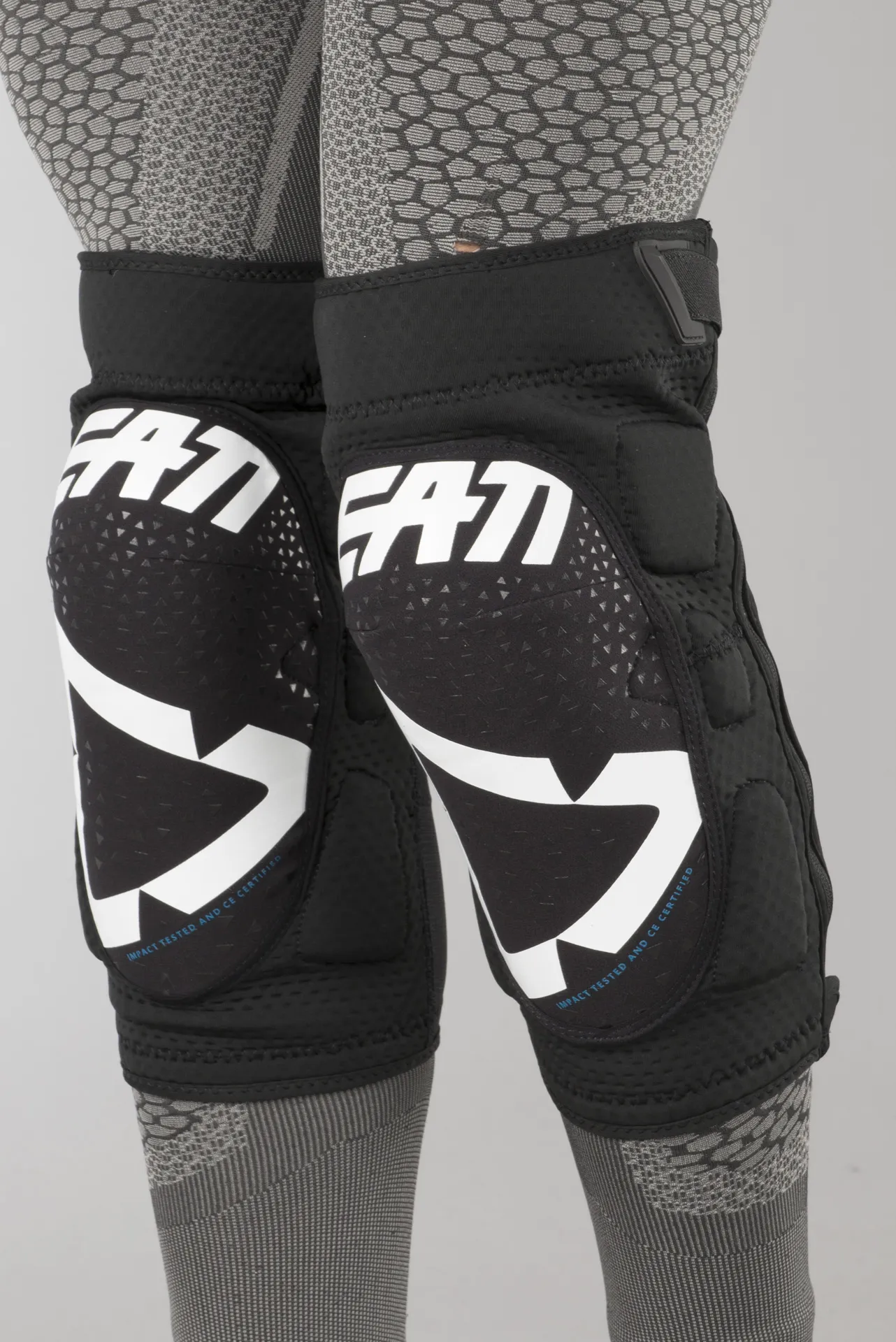 Rodilleras Leatt 3DF 5.0 Zip Blanco-Negro