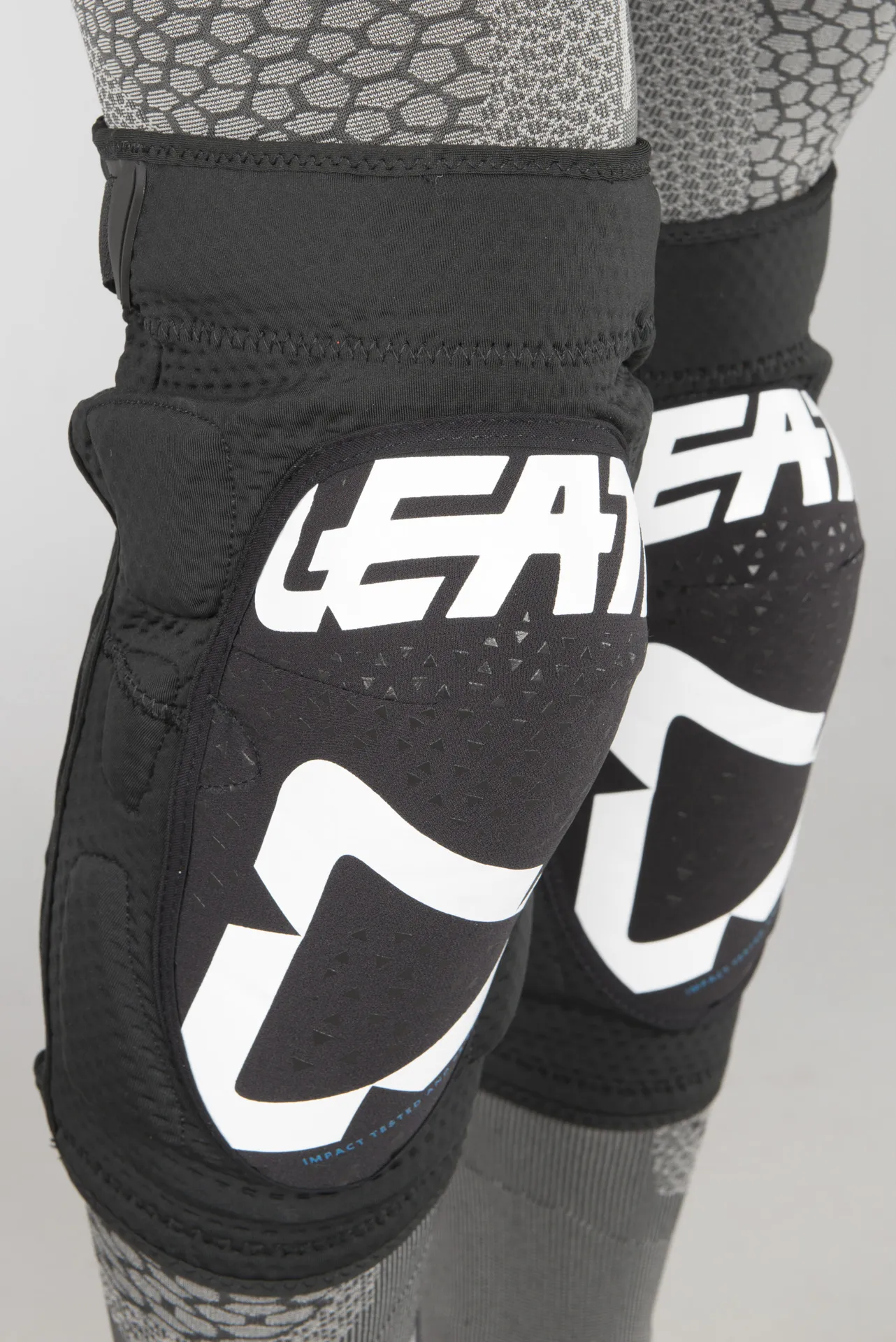 Rodilleras Leatt 3DF 5.0 Zip Blanco-Negro