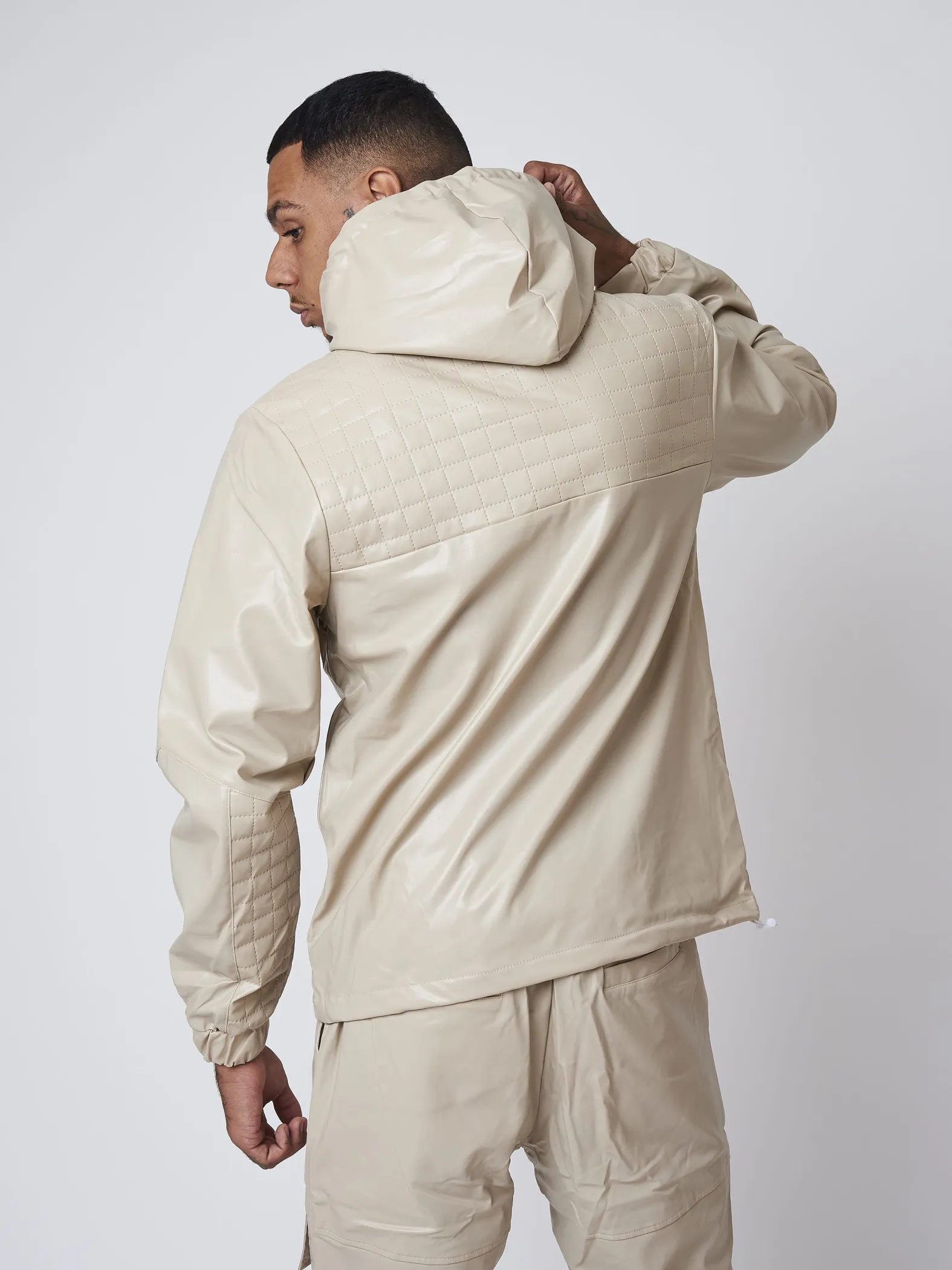 Sudadera de piel sintética con canesú acolchado