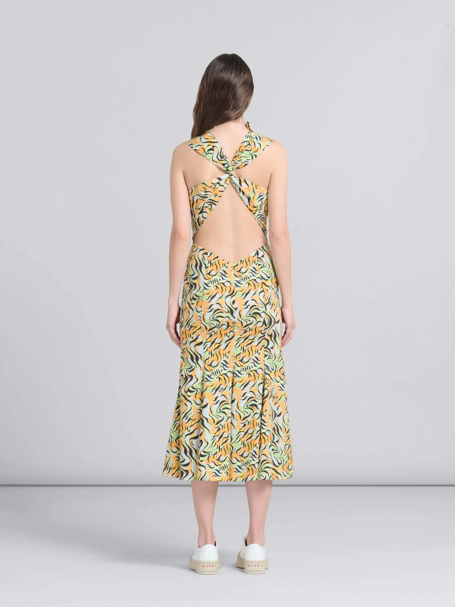 Vestido de corte sirena de algodón orgánico con estampado naranja y verde