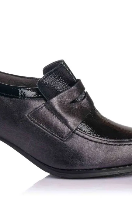 Zapato abotinado en piel